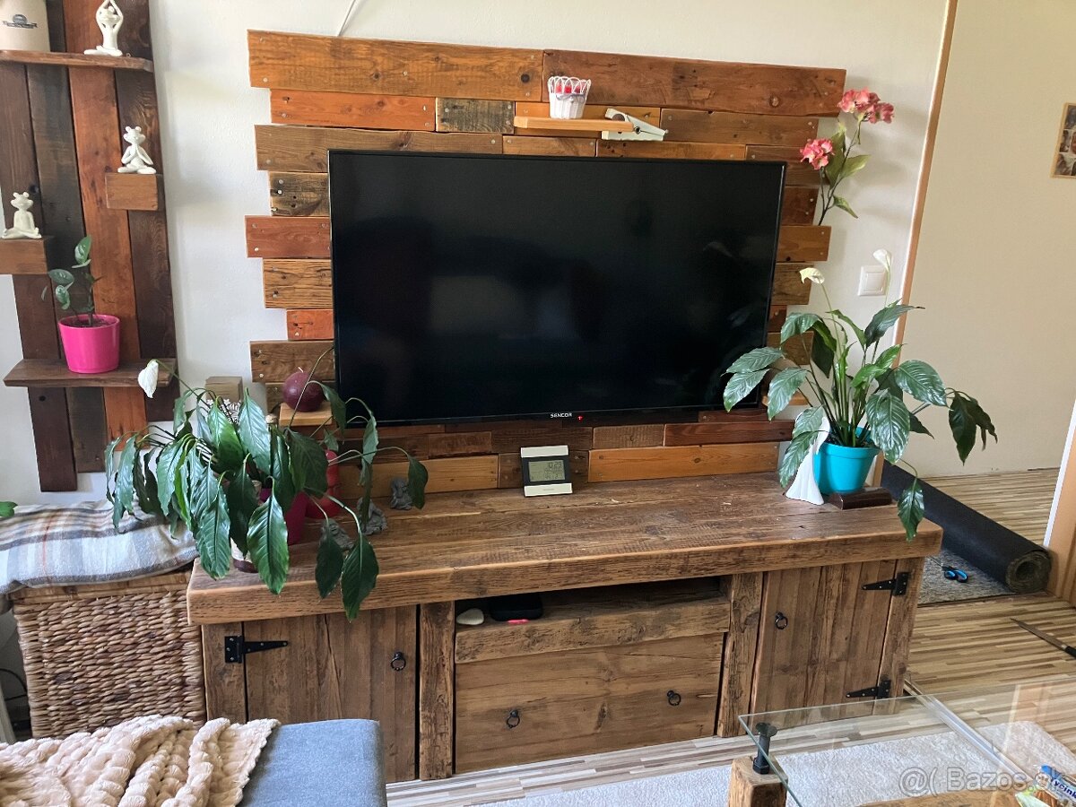 Predám drevenú komodu plus drevený obklad za televizor