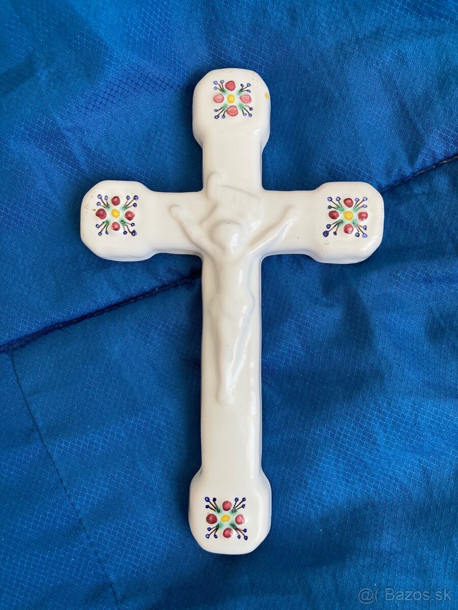 Keramicky kriz zdobeny