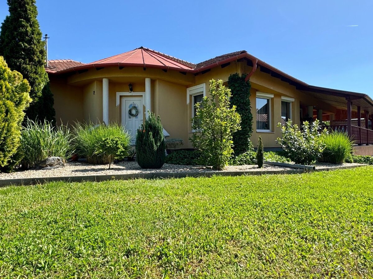 MAĎARSKO - ENCS 4 IZBOVÝ DOM S GARÁŽOU A TERASOU, PEKNÁ ZÁH