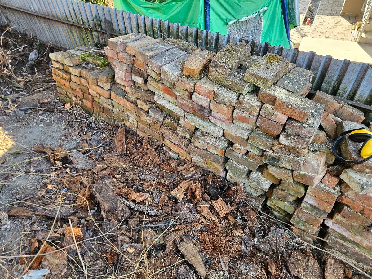 Staré pálené tehly - cca. 150 ks, očistené