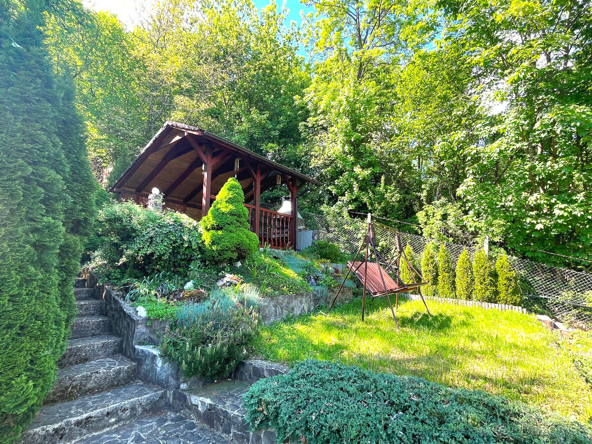 Záhrada 535 m2 s prístreškom a posedením - Kostolná