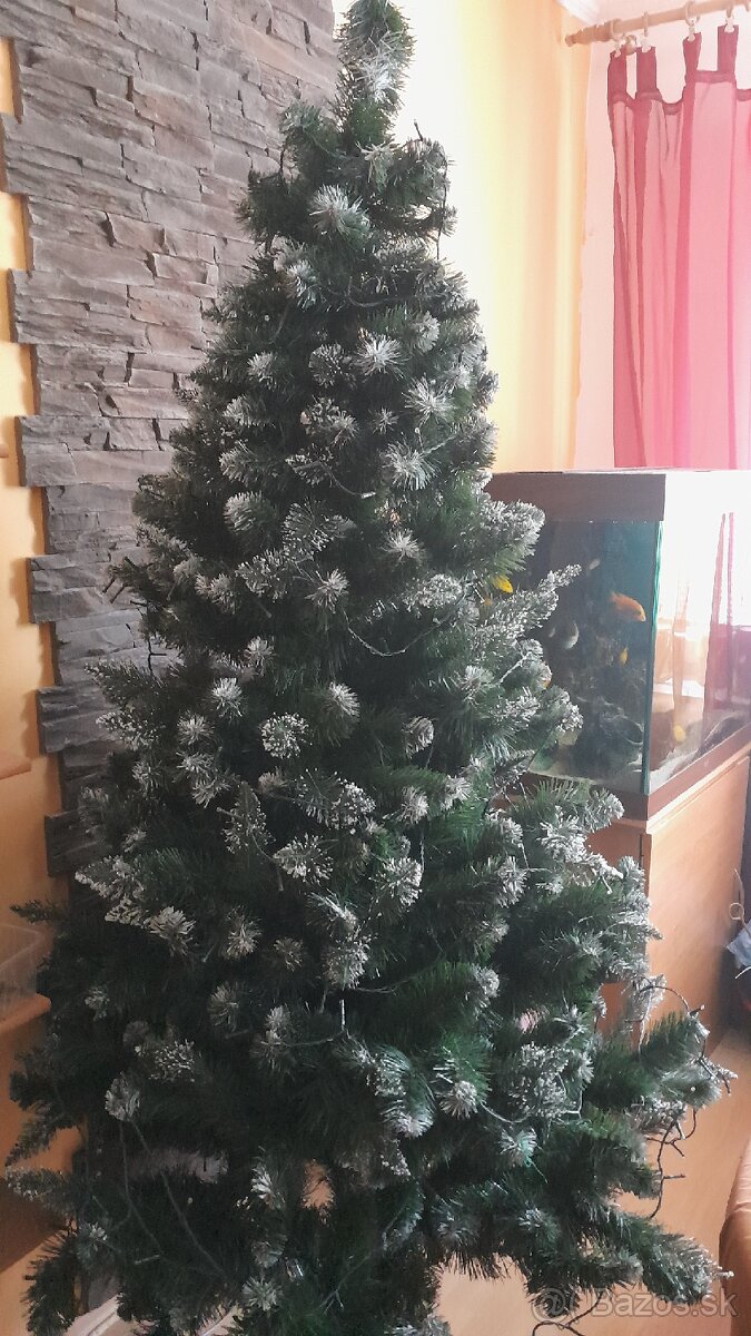 Predám krásny umelý vianočný stromček