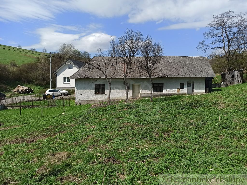 Veľký stavebný pozemok (1 ha) s vidieckym domom v tichej l