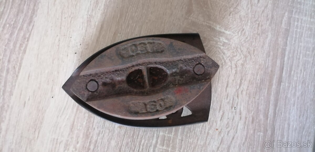 Predam starú žehličku s podstavcom.