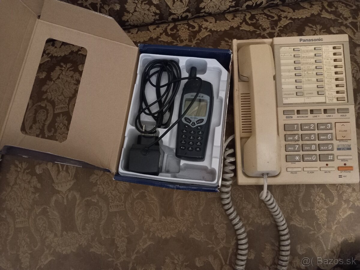 Mobil Ericsson A2618S a kancelársky telefón Panasonic