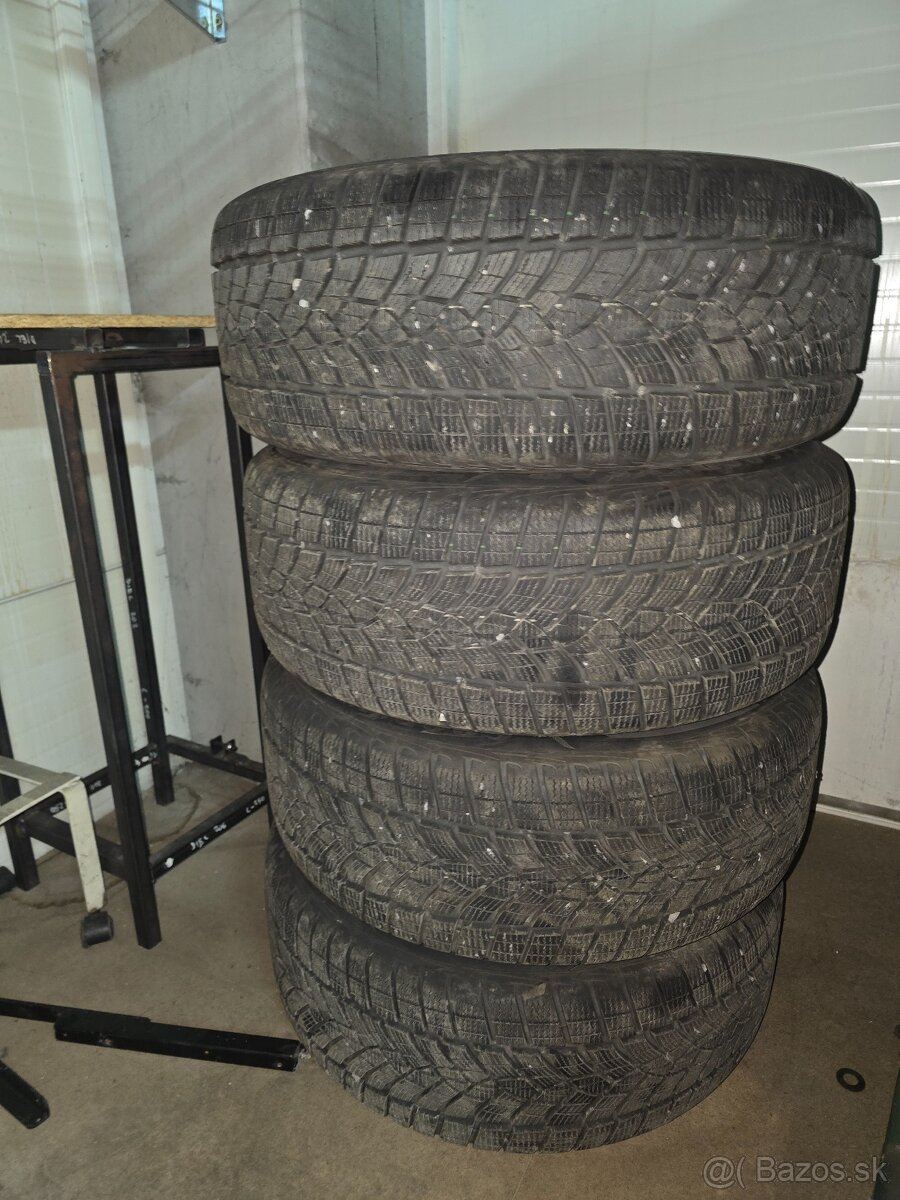 Predám zimné pneu.235/55 R17 s diskami