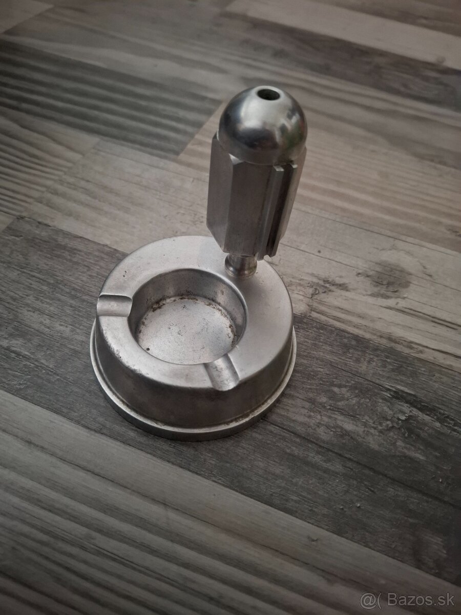 Popolník so držiakom na zapaľovač