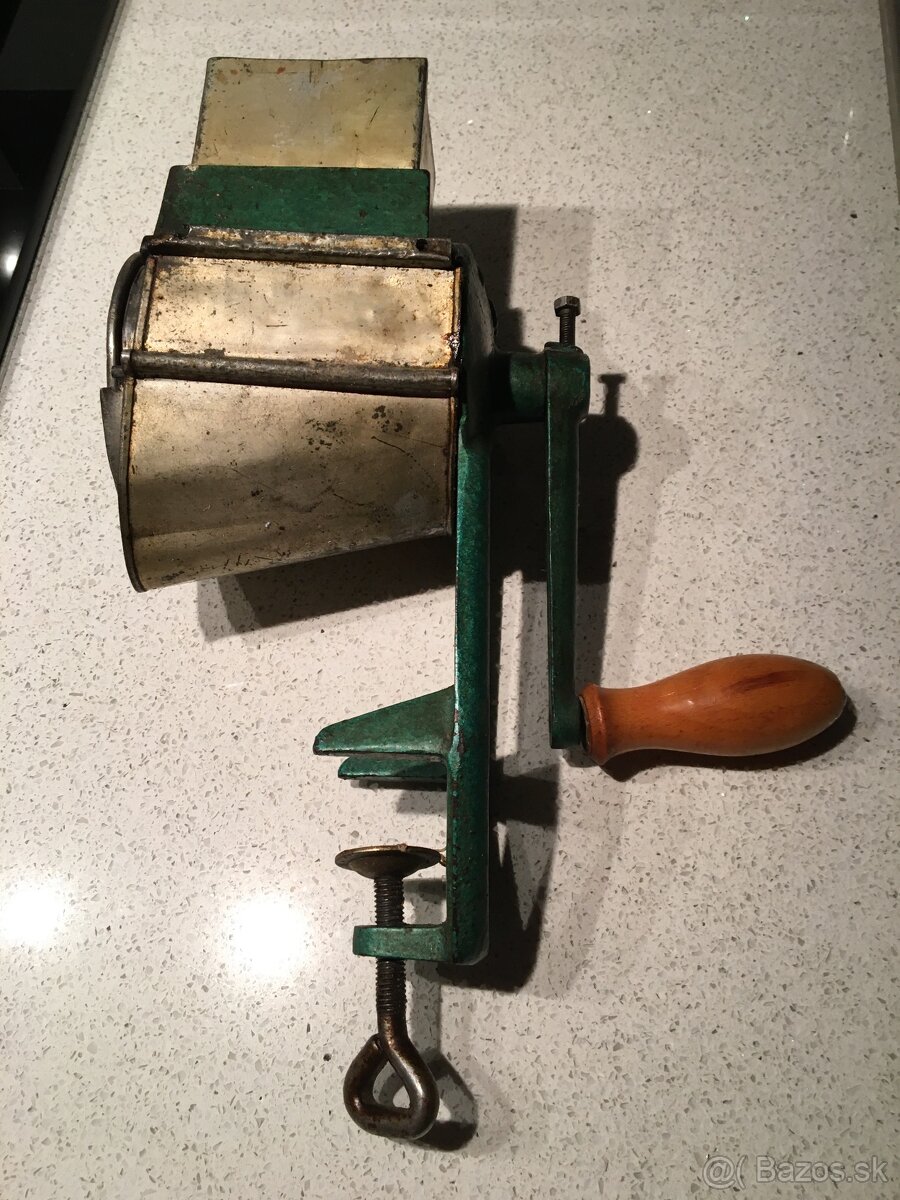 Predám starodávny mlynček na orechy príp. strúhanku.