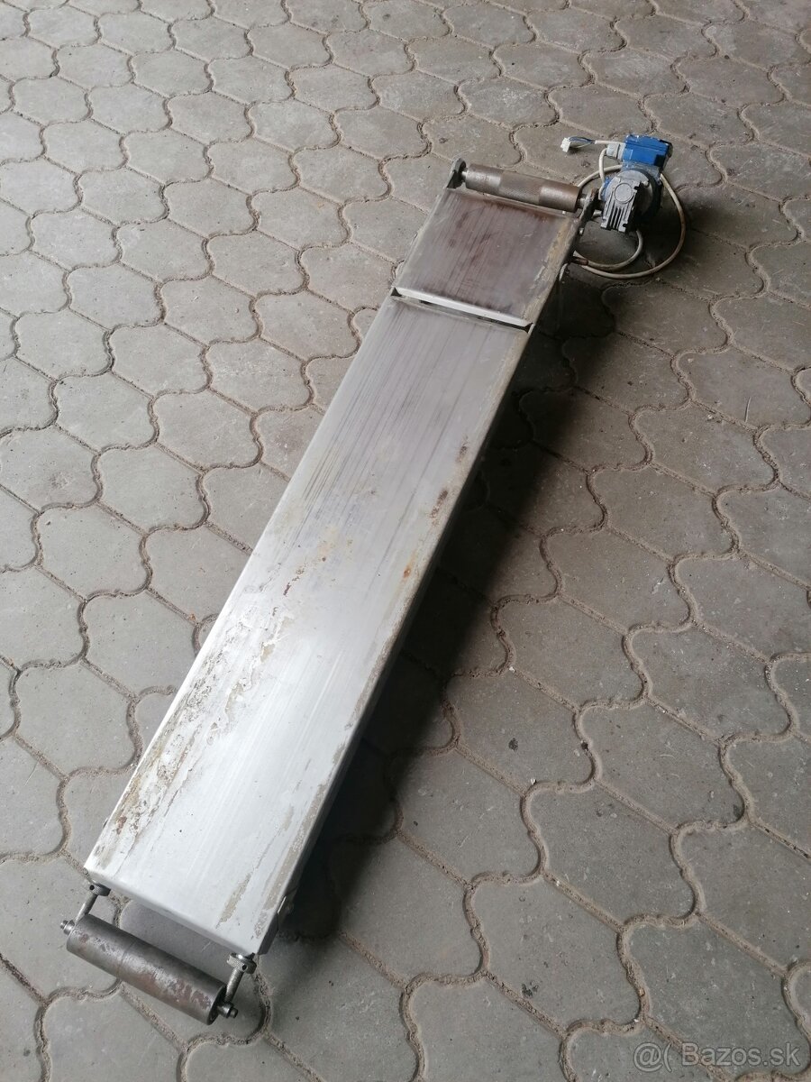 Motor s dopravníkom