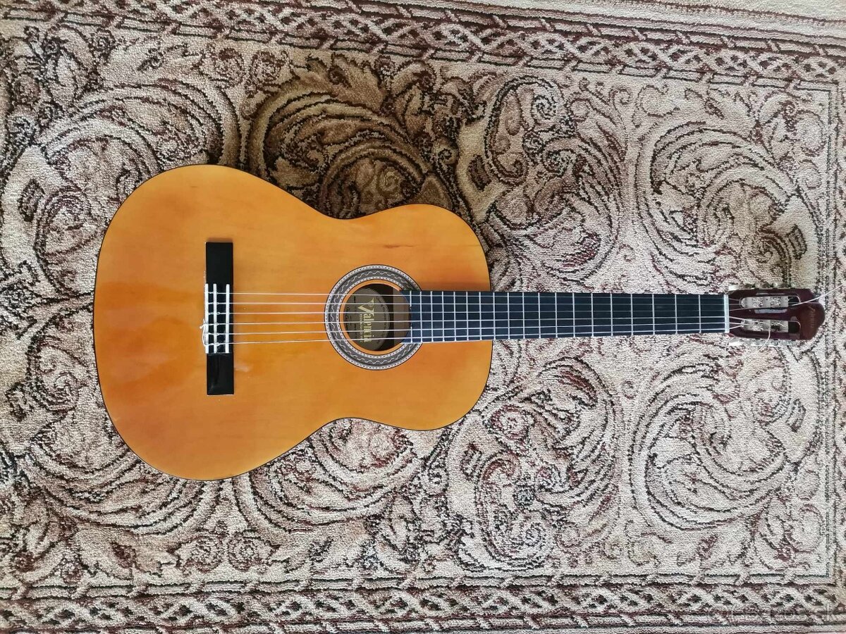 Klasická gitara pre ľavákov.