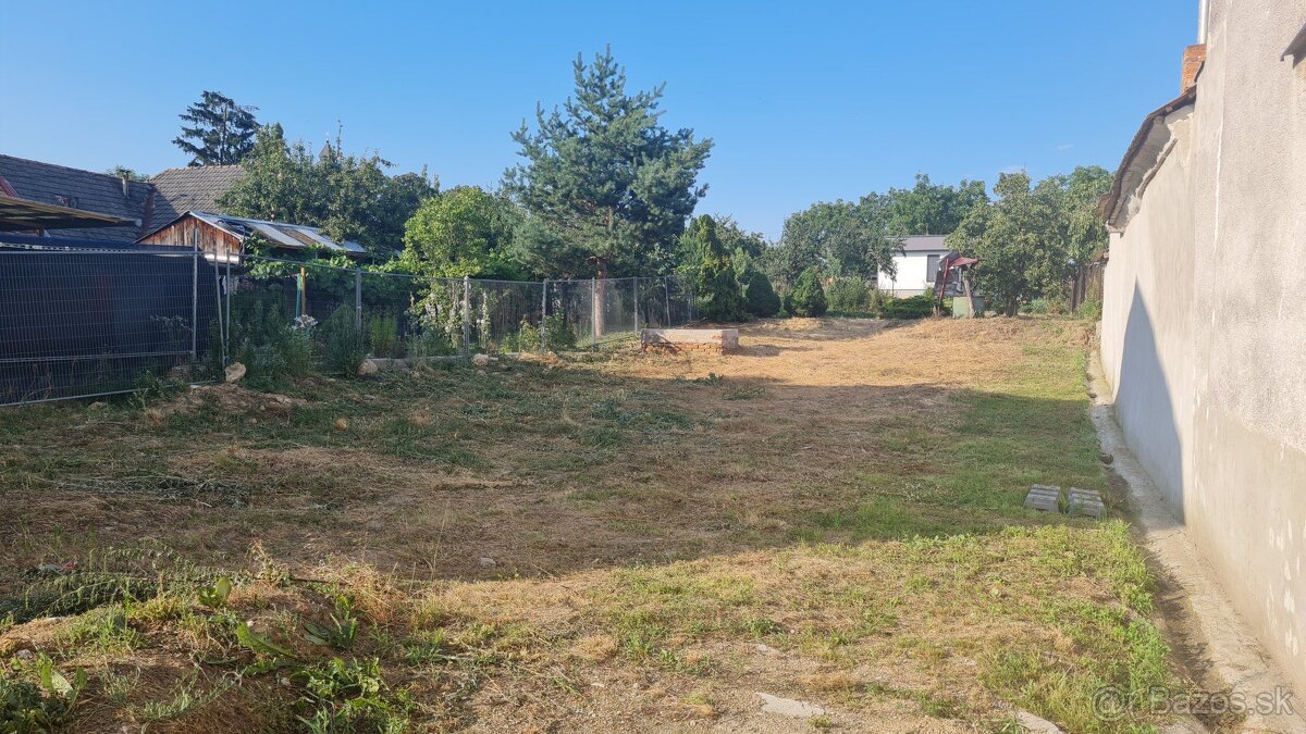 Pozemok s architektonickou štúdiou rodinného domu v obci Hor