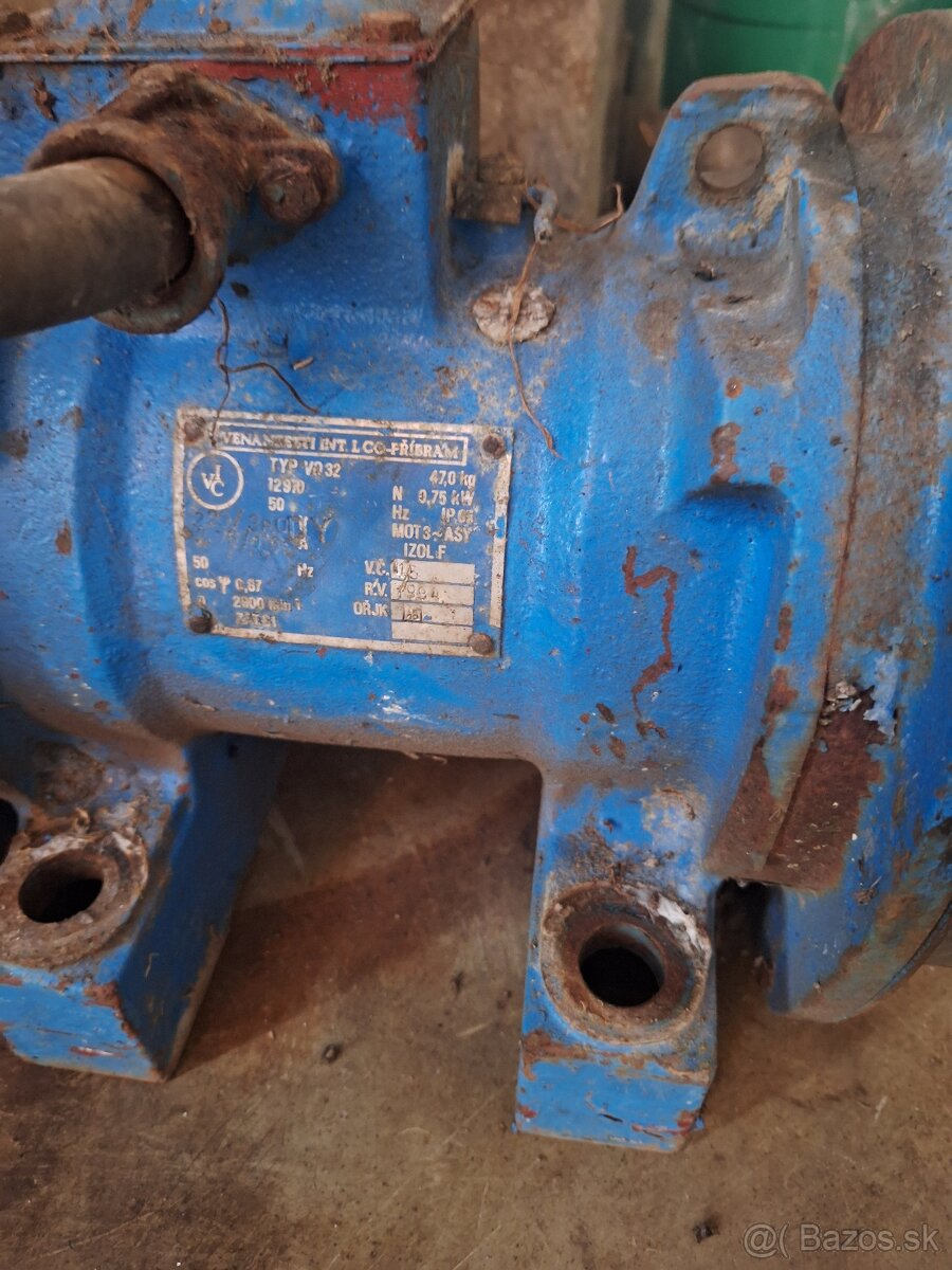 Vibračny motor