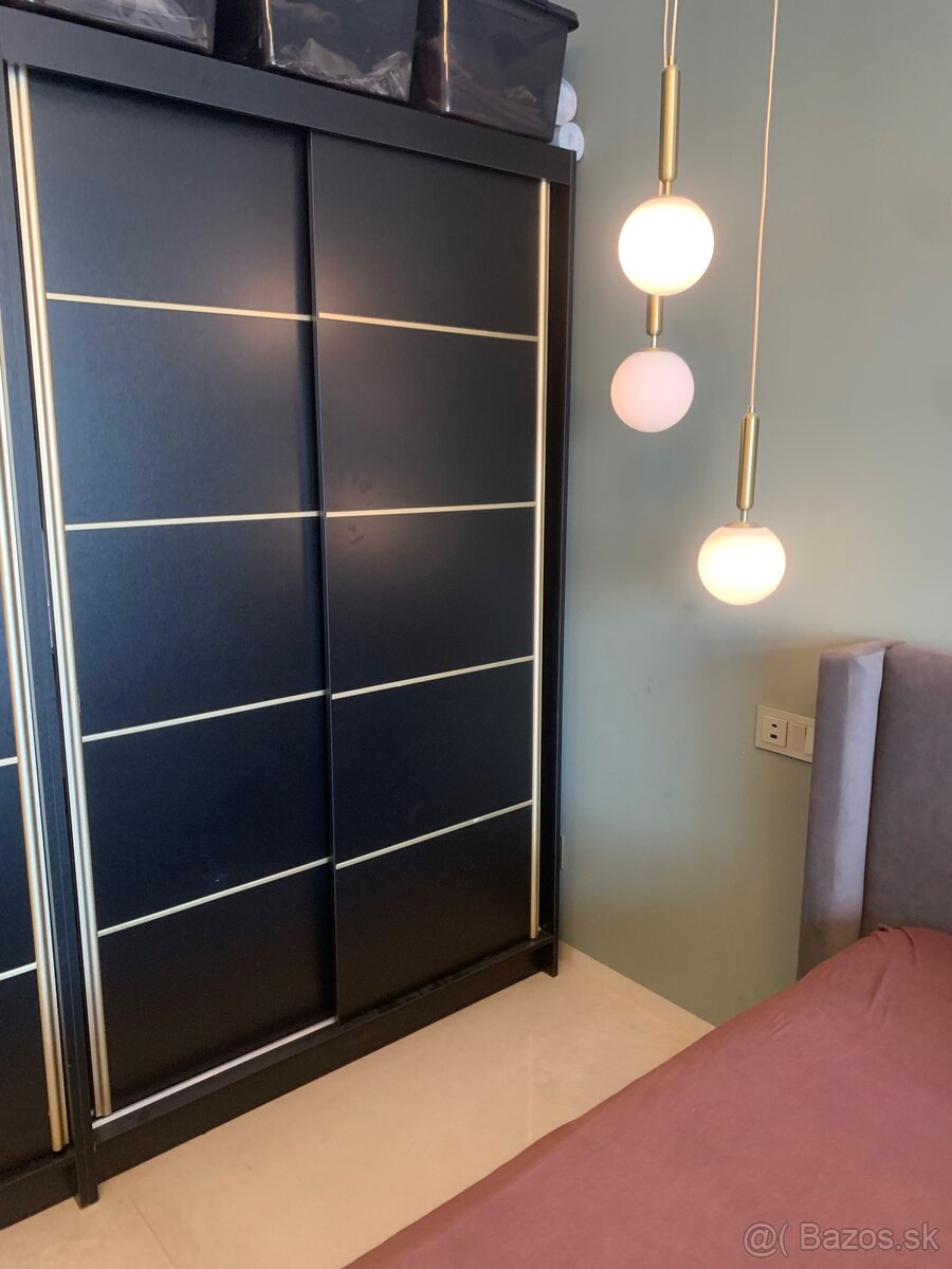 Čierna skriňa so zlatými doplnkami (4ks) - 120x200x58