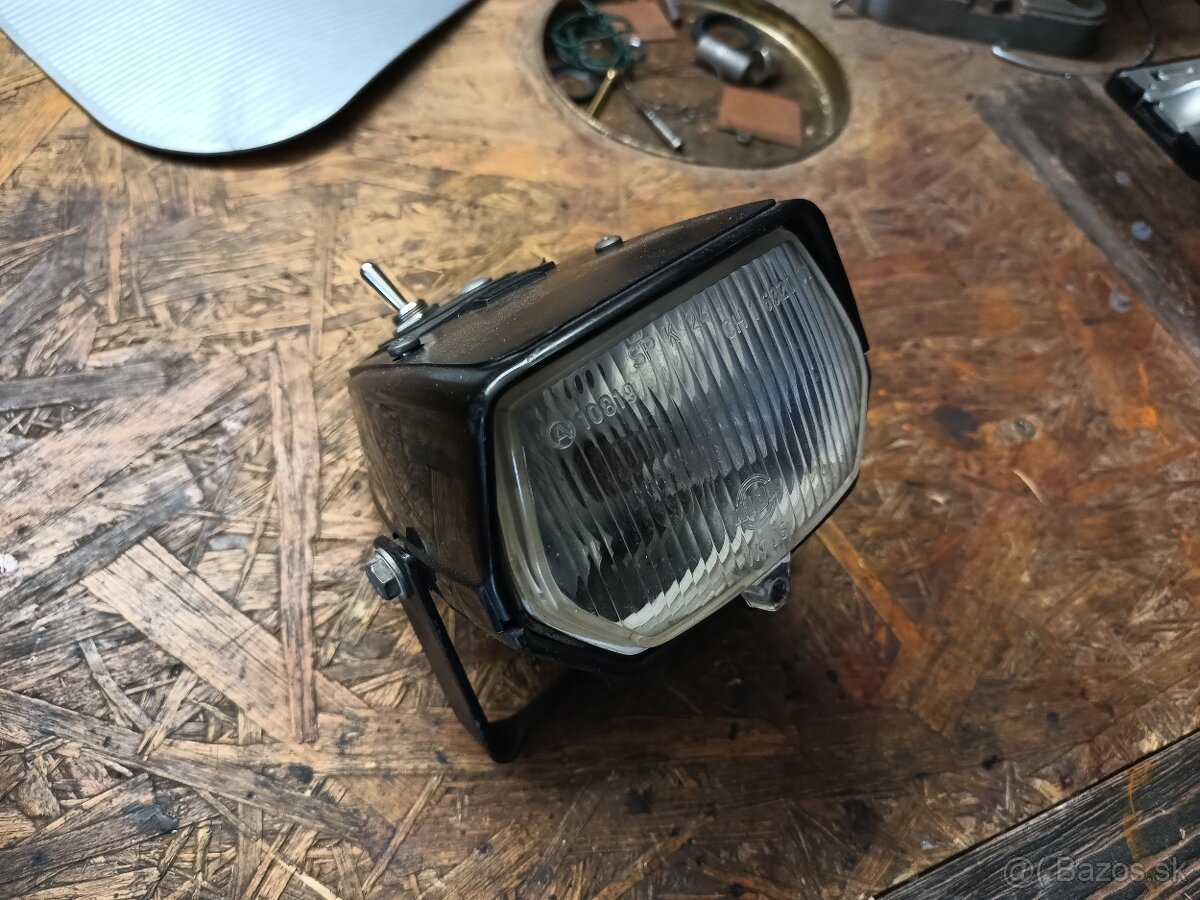 Predné svetlo pre dvojvlaknove žiarovky na moped