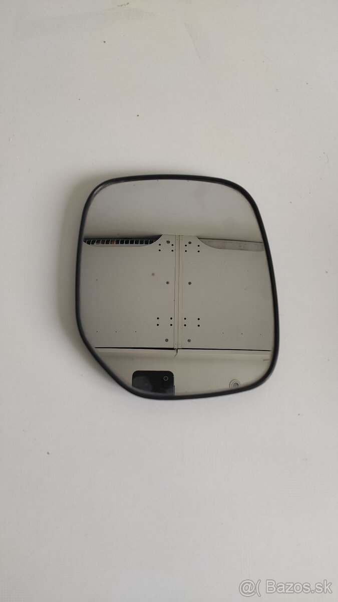 Práve spätné zrkadlo