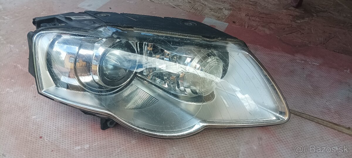 Predávam predný pravý reflektor xenon.