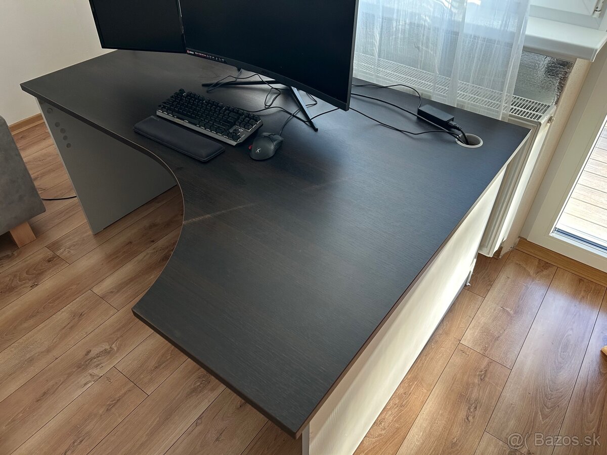 Písací kancelársky stôl