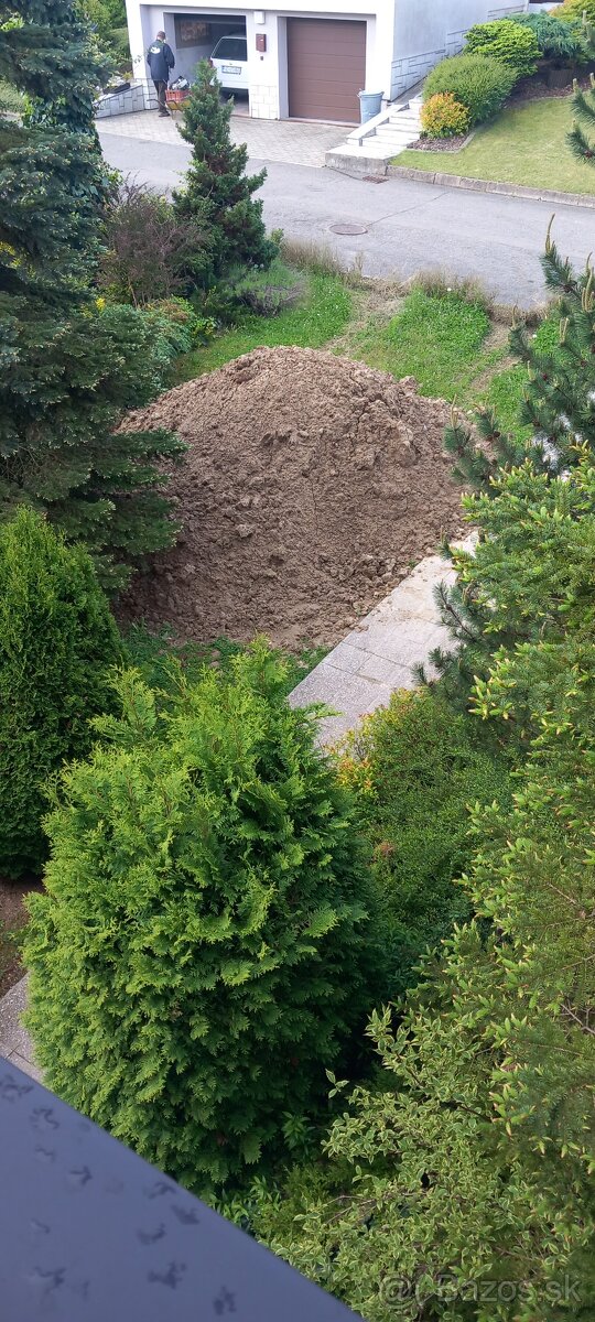 Vozenie zeminy po pozemku.