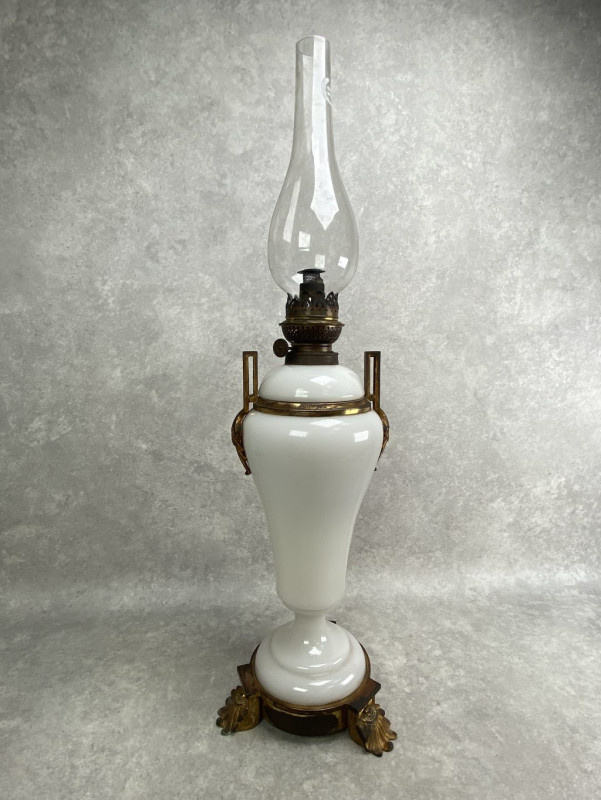 Veľká petrolejová lampa opálové sklo v bronzovej montáži