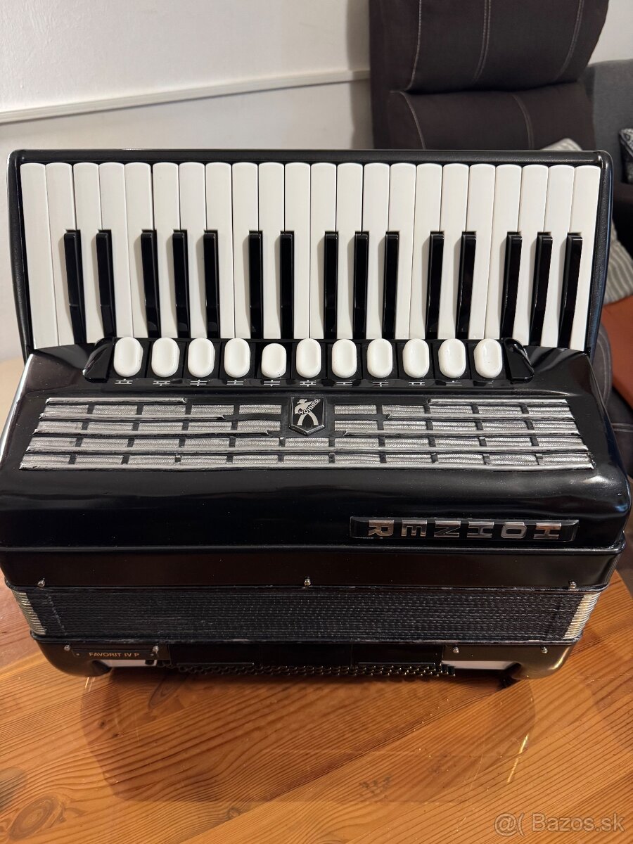 Predam akordeon Hohner Favorit