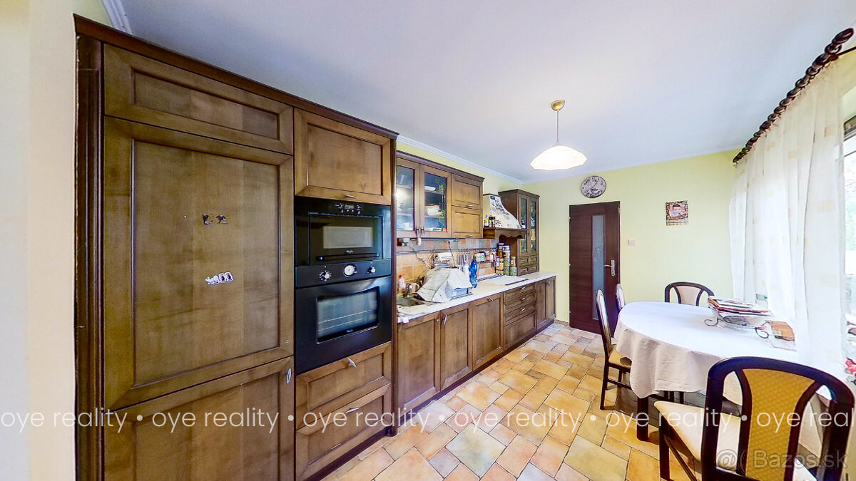 Nová cena Na predaj priestranný 6-izbový rodinný dom s gará
