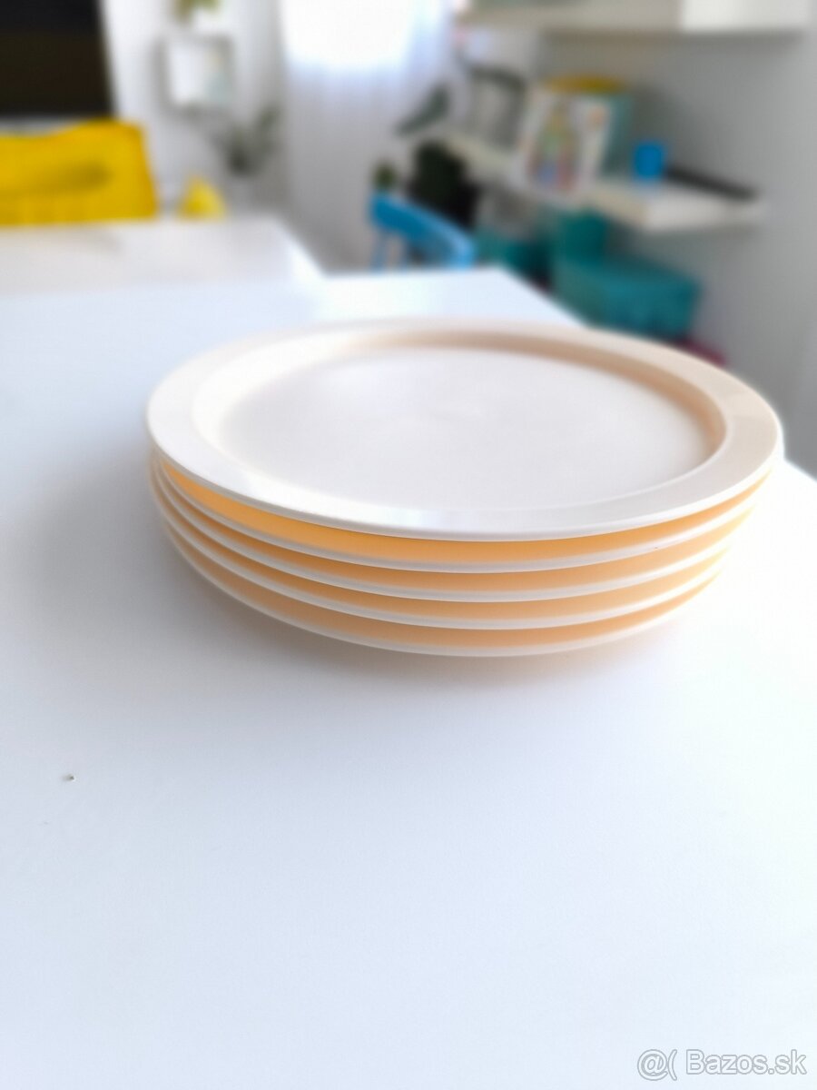 ná4 tácky, malé tanieriku Tupperware+ 1 zdarma