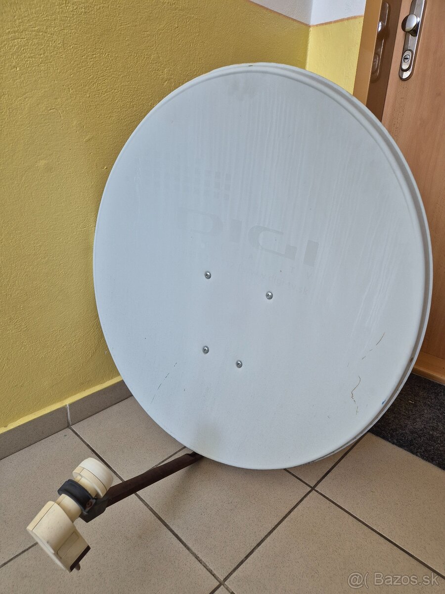 Satelitná parabola s držiakom