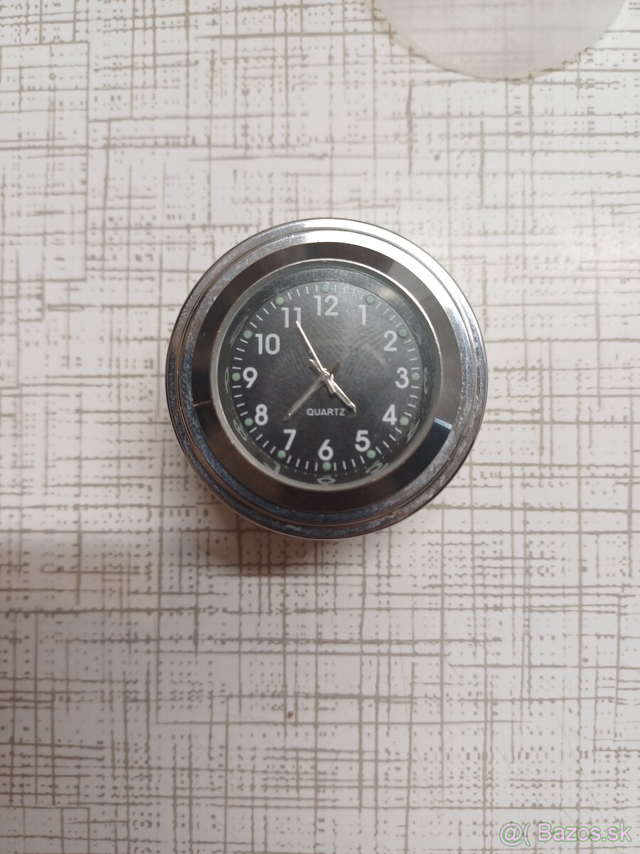 Hodiny a teplomer na riadidlá motorky.