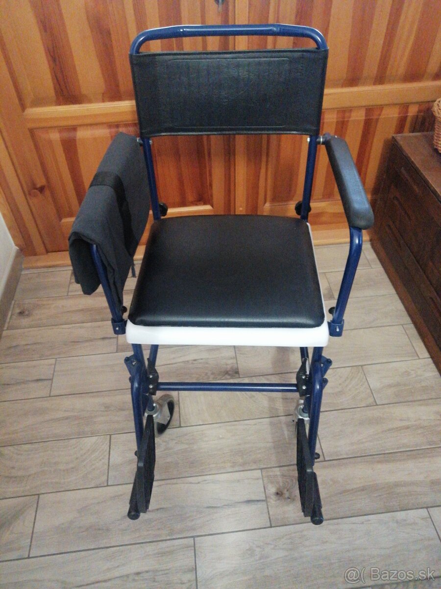 Invalidný vozík na kúpanie.