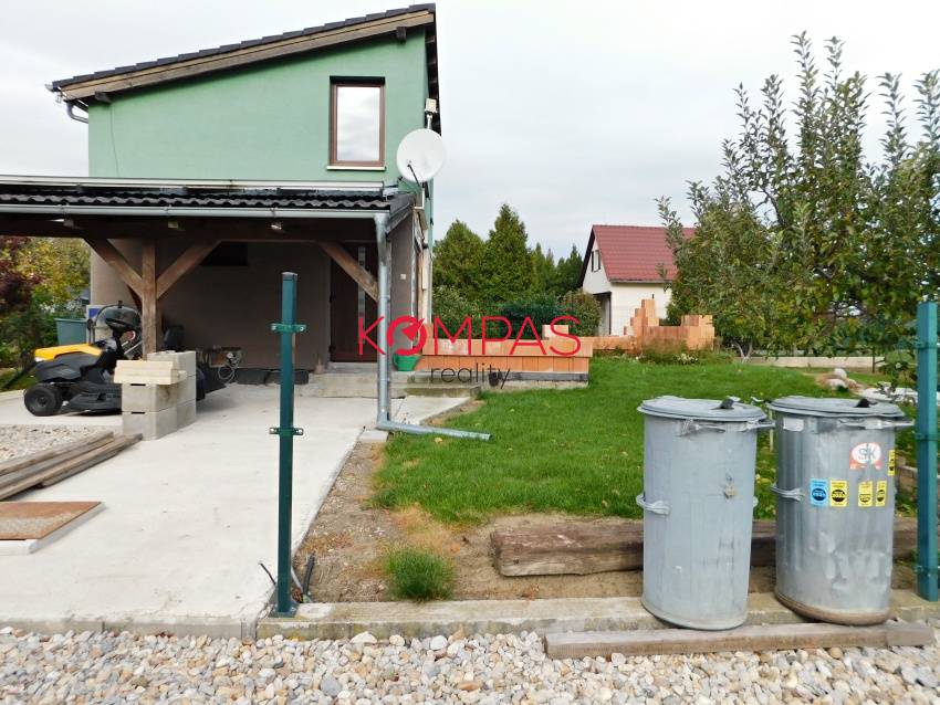 DOM SO ZÁHRADOU, DREVENÝM PRÍSTREŠKOM A PARKOVANÍM V OBCI LU