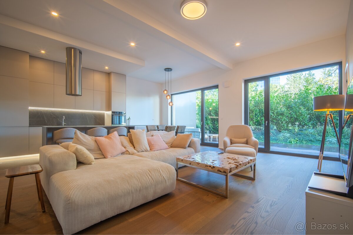 PREDAJ Luxusný 2 izbový byt 74m2 + 41m2 terasa, Staré Mesto