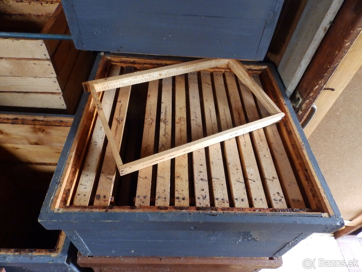 Včelí úľ / včelie úle 39 x 24