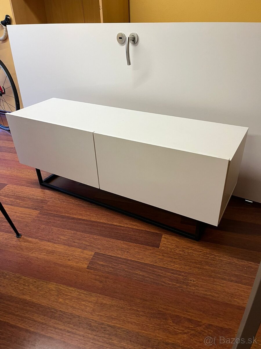 Skrinky pod TV