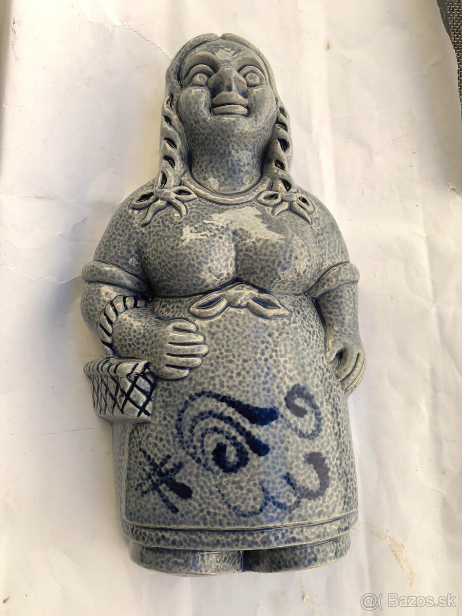 Zaujimava znacena keramicka zavesna forma dievca