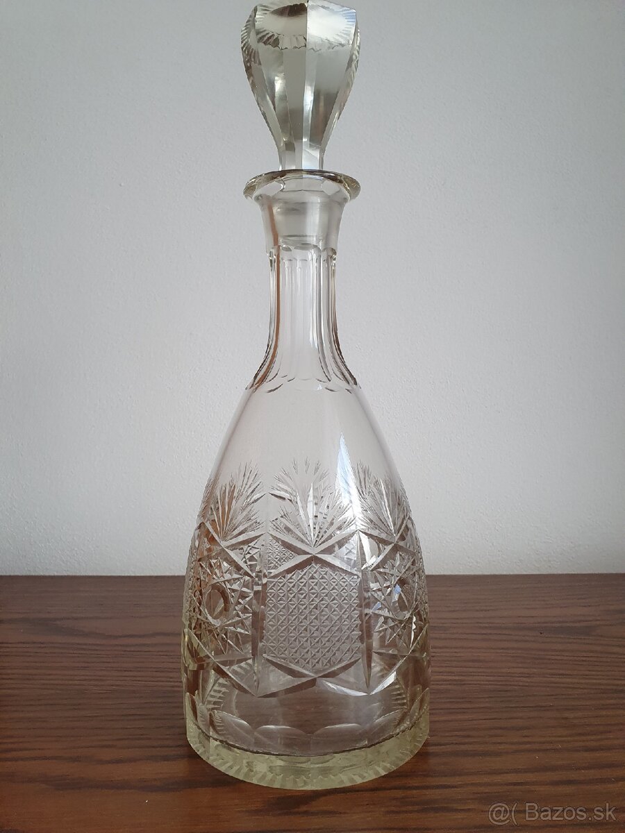 Krištálová brúsená karafa na víno