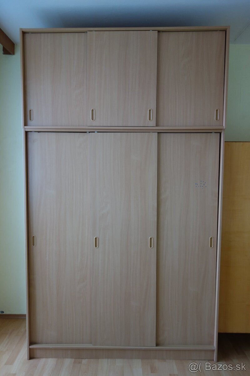 Skriňa s posúvnymi dverami a nadkastlíkom