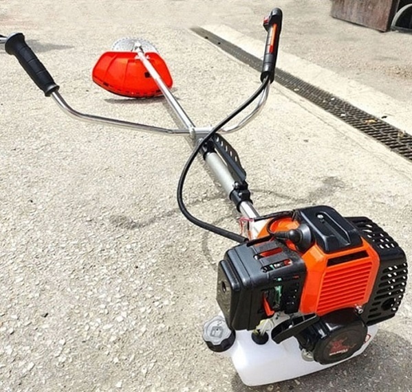 Výkonný krovinorez kosačka vyžínač 3,5kW