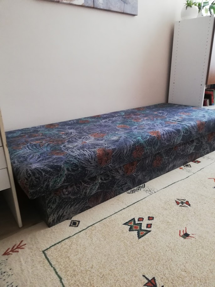 Posteľ, váľanda s úložným priestorom