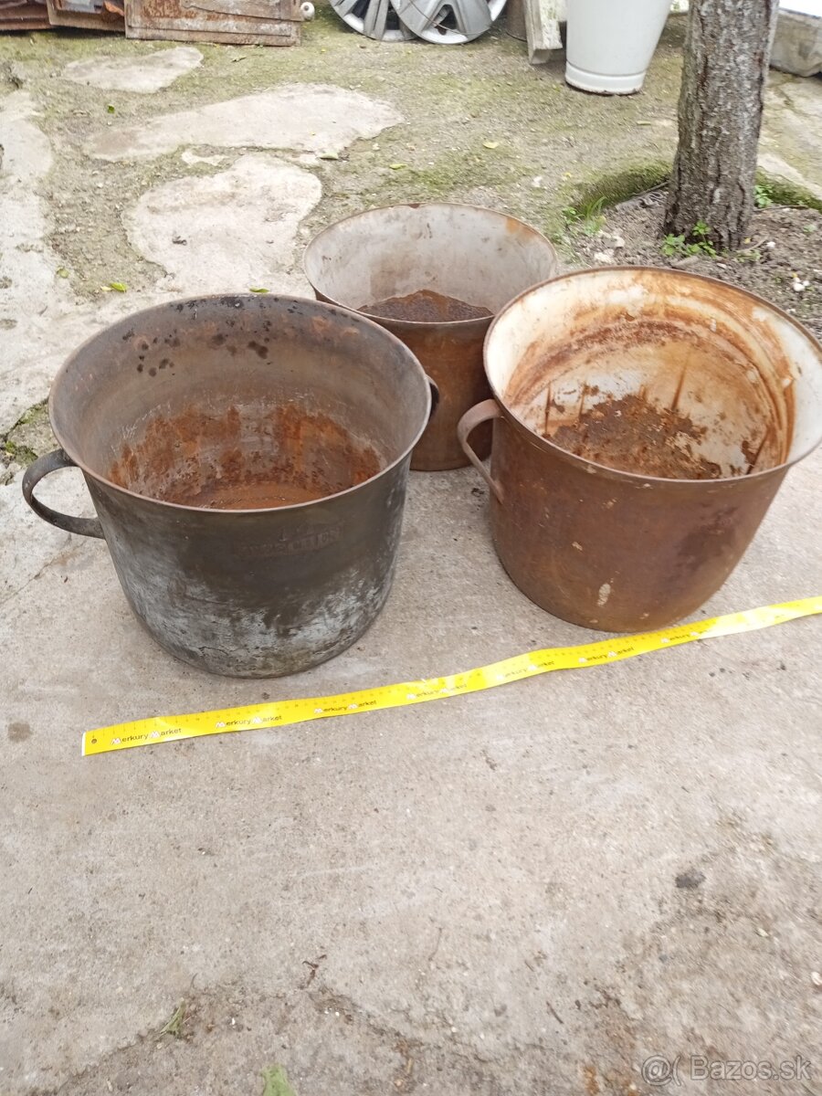 Staré liatinové hrnce