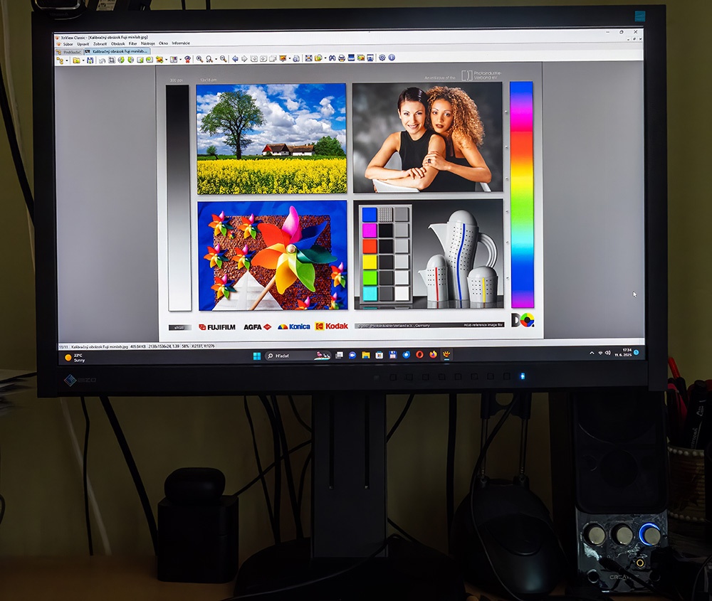 23" LCD monitor EIZO FlexScan EV2335