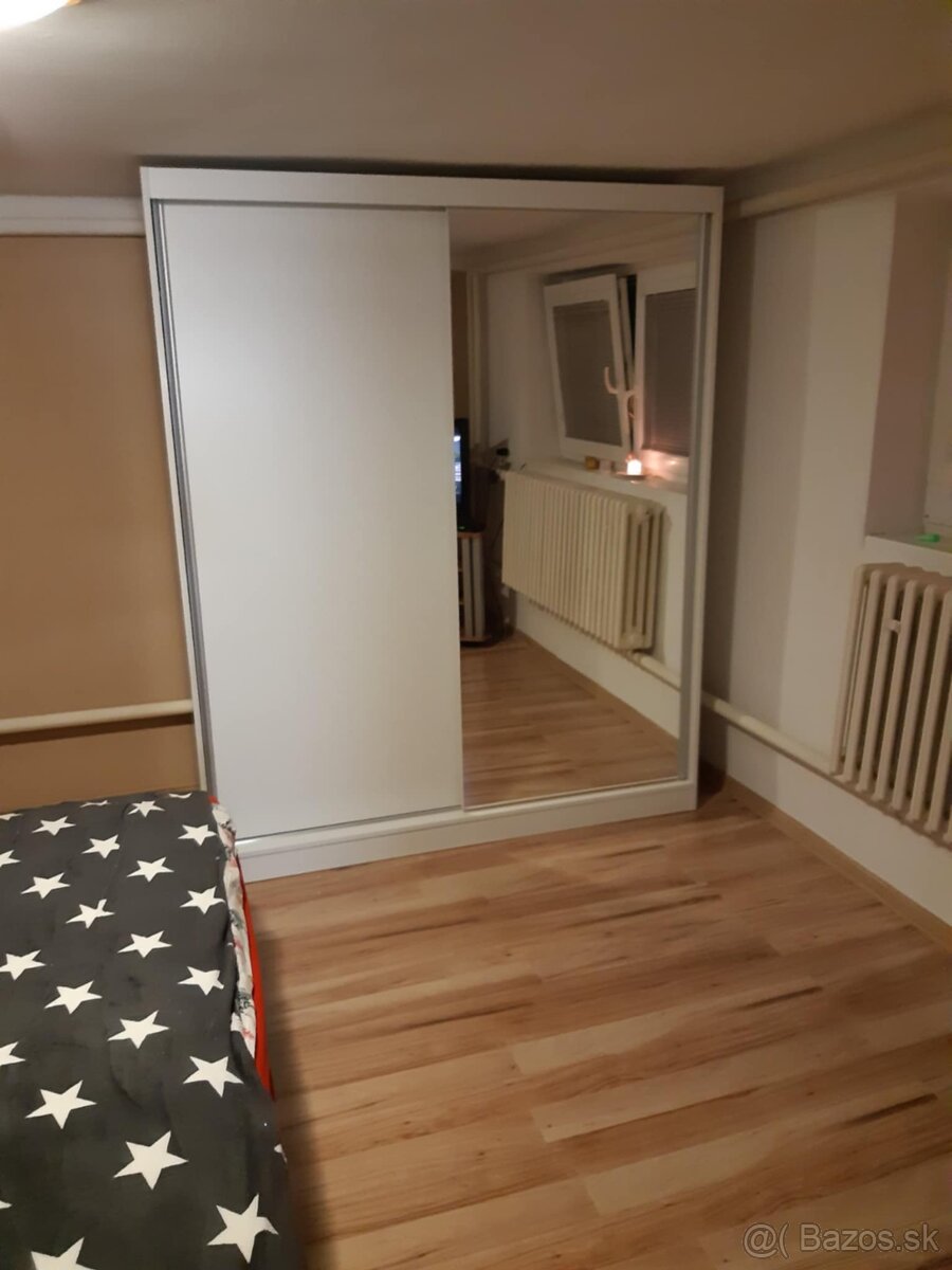 Šatníková skriňa so zrkadlom