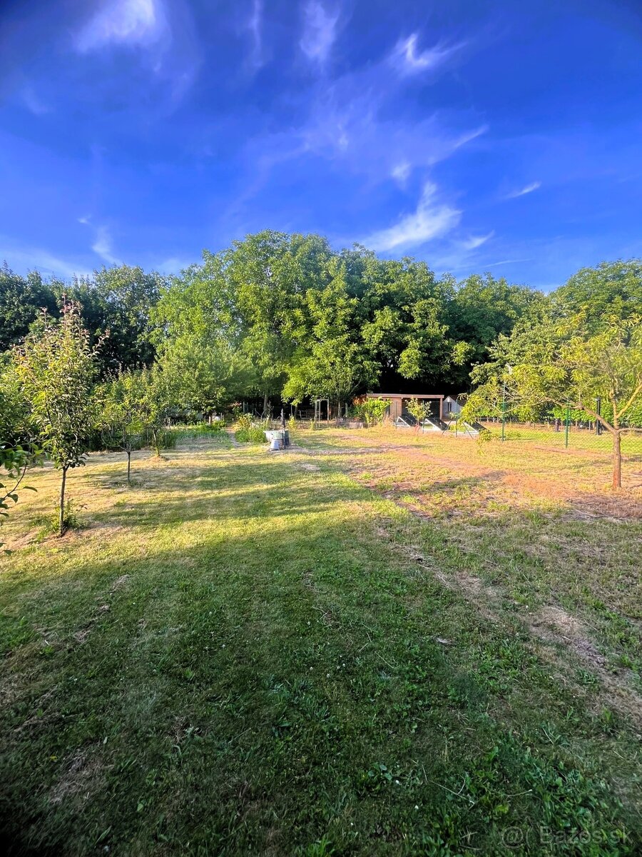 Rekreačný široký slnečný pozemok, Levice, časť Podhradie