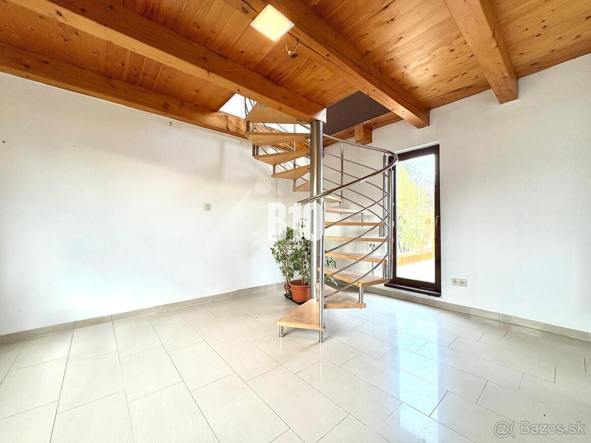 Príjemný menší RD - priestranný pozemok - výhľad na Zobor