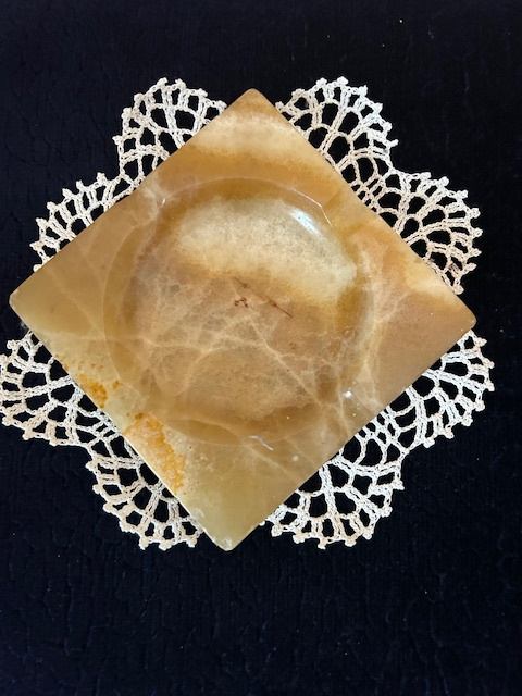 Popolnik z mramoru,farba prírodna.