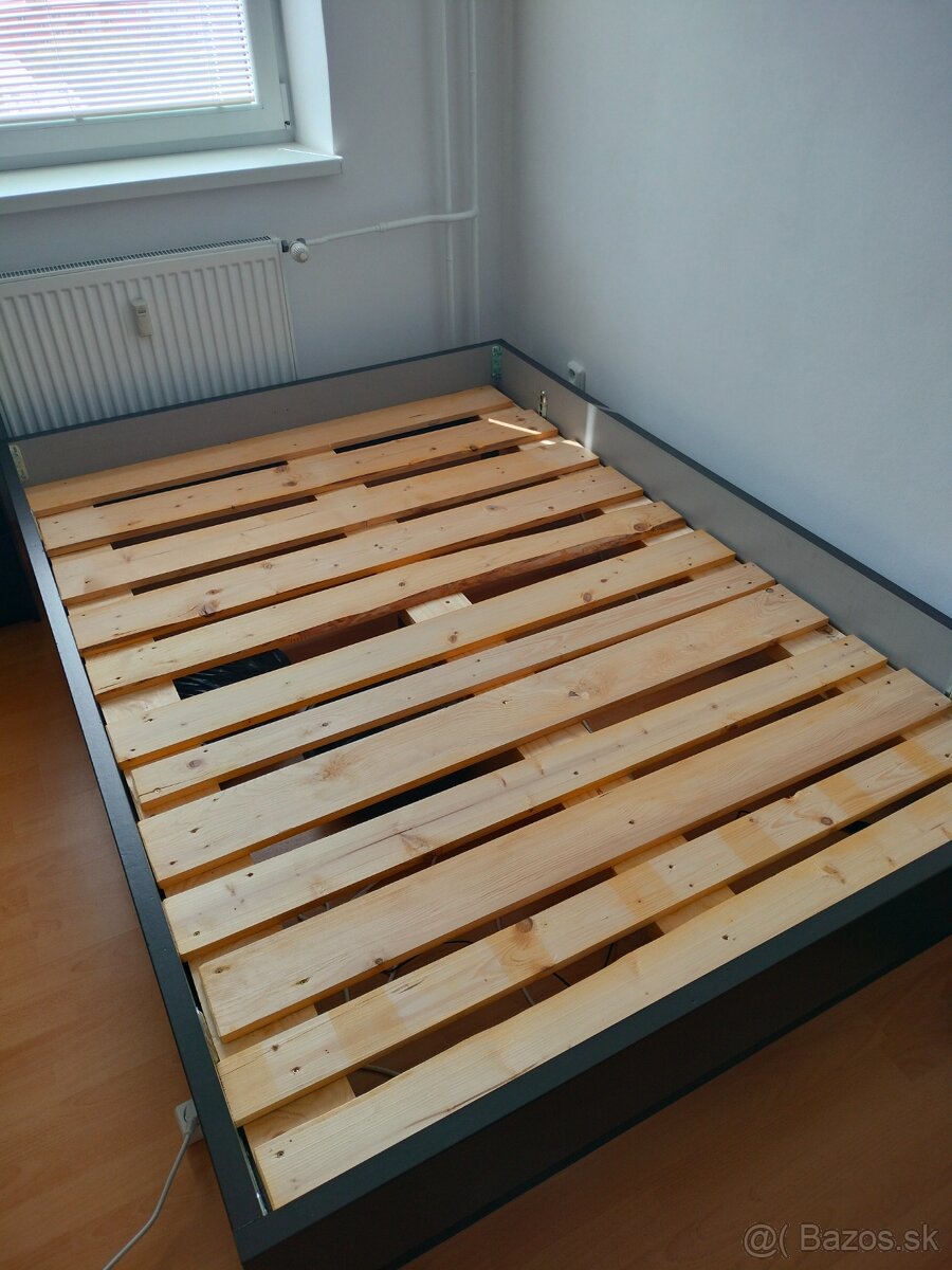 Čierna posteľ
