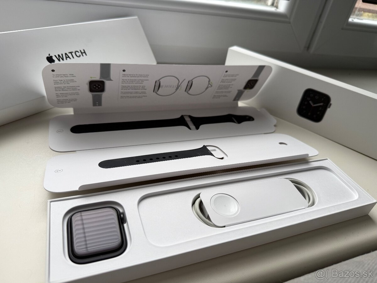 Apple Watch SE 2020 44mm Space Grey Aluminum Case