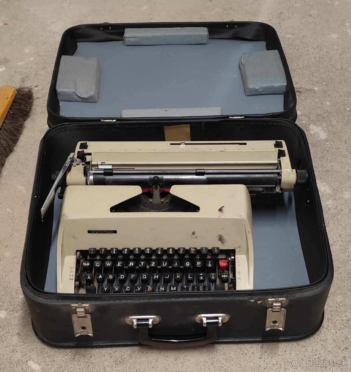Kufríkový písací stroj CONSUL