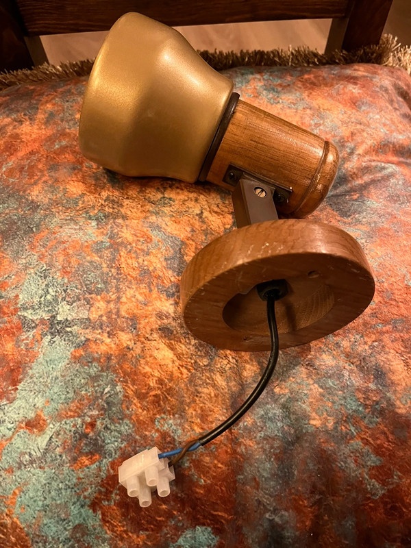 Nastenna drevena retro lampa