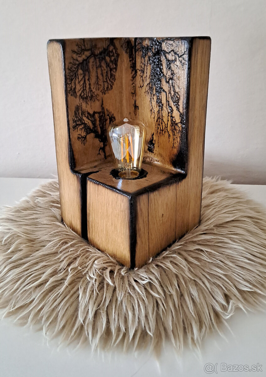 Drevená stolná lampa