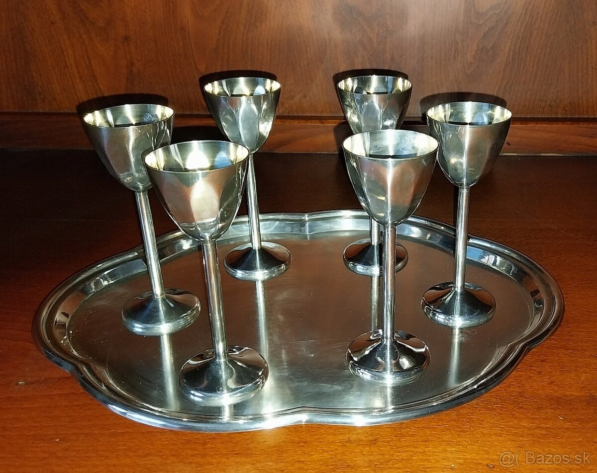 poháre na stopke s táckou + 4 čajové poháre zadarmo